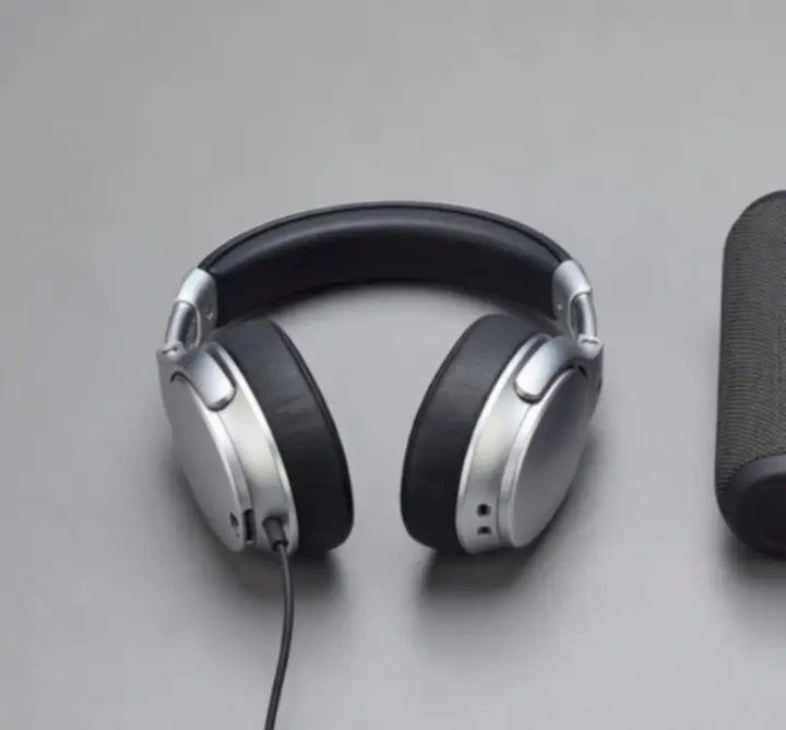 Dwa produkty audio ustawione obok siebie w celu wizualnego porównania designu i wielkości.